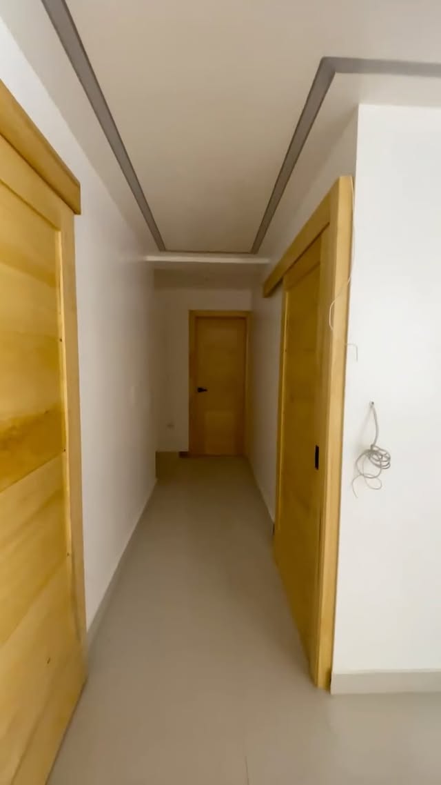 Puertas de madera instaladas en pasillo